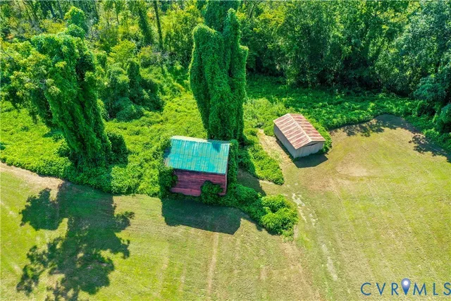 a view of backyard with garden and patio
