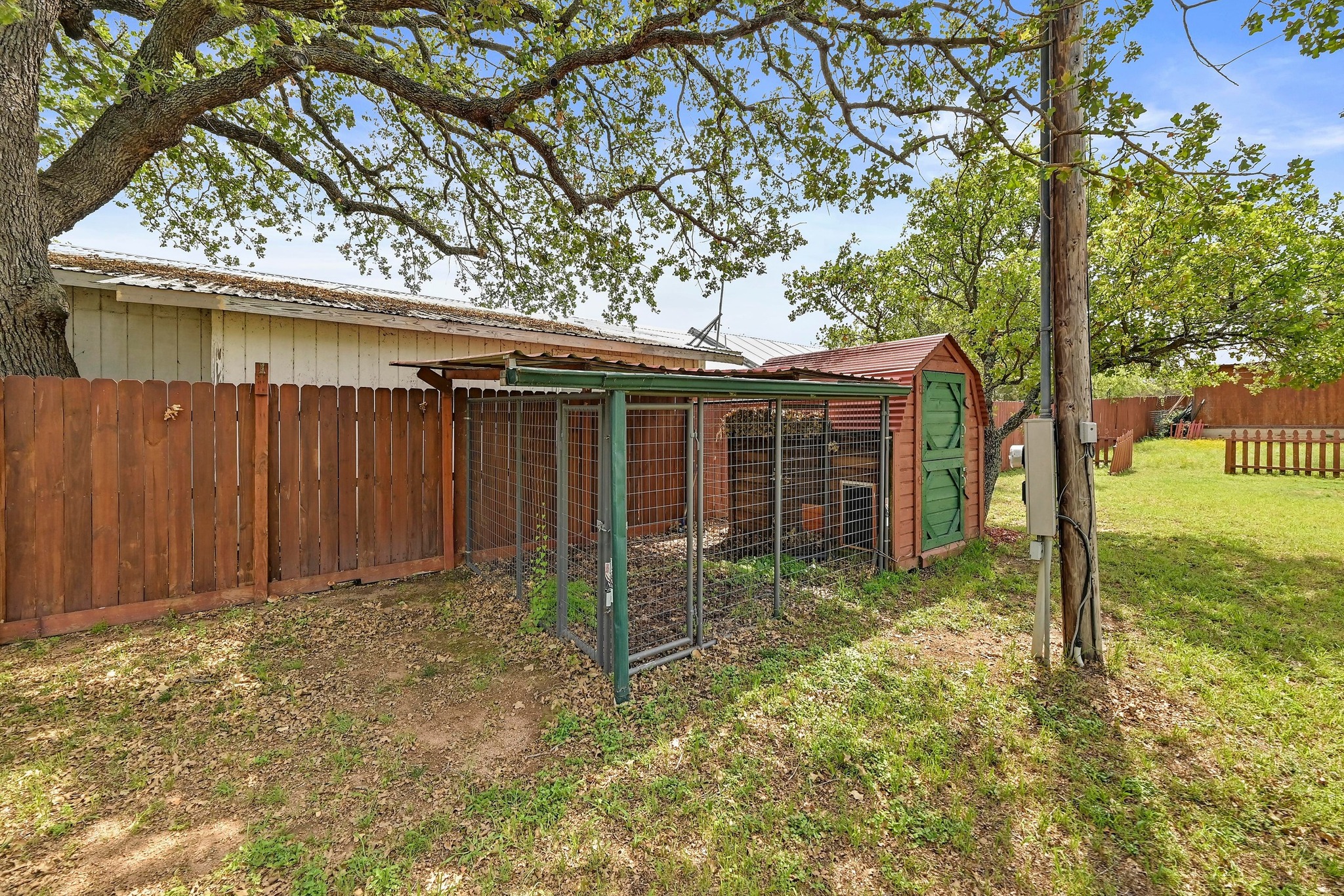 734 Island Drive Bluffton, TX 78607 - Photo 25 of 40 Dog Kennel/House