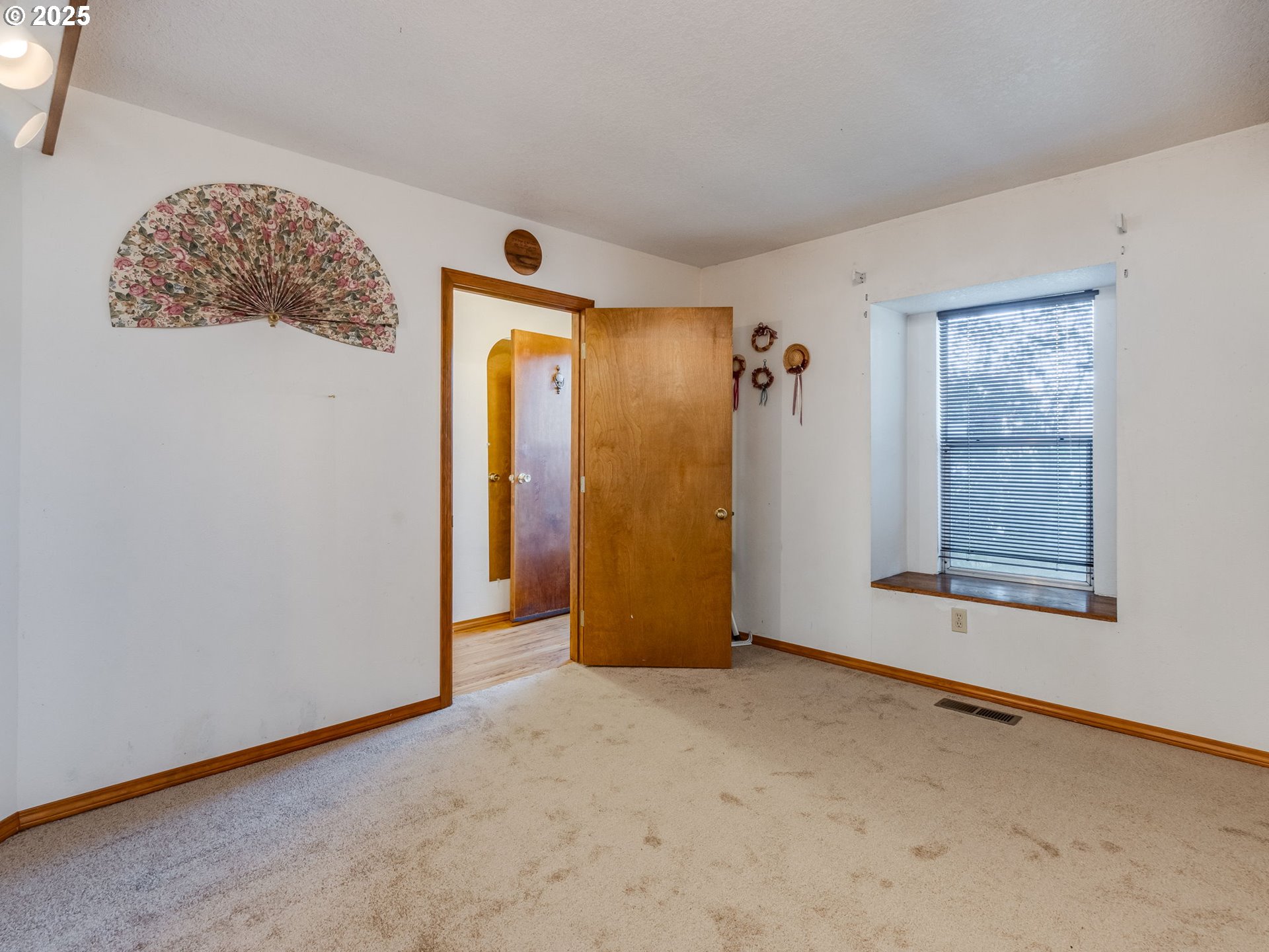 458 West Hayes Street Woodburn, OR 97071 - Photo 12 of 22 an empty room with a window