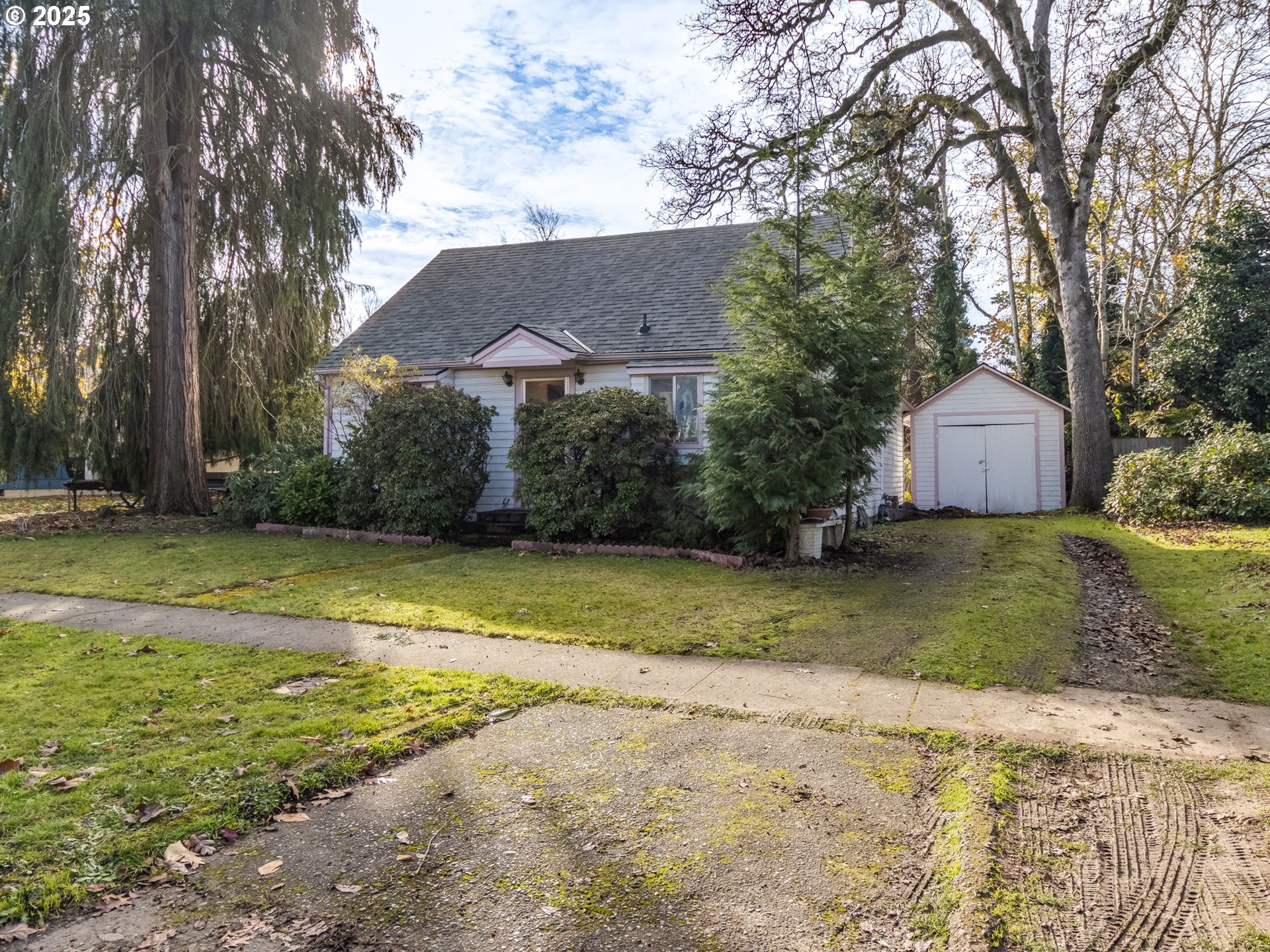 458 West Hayes Street Woodburn, OR 97071 - Photo 21 of 22 a front view of a house with a yard