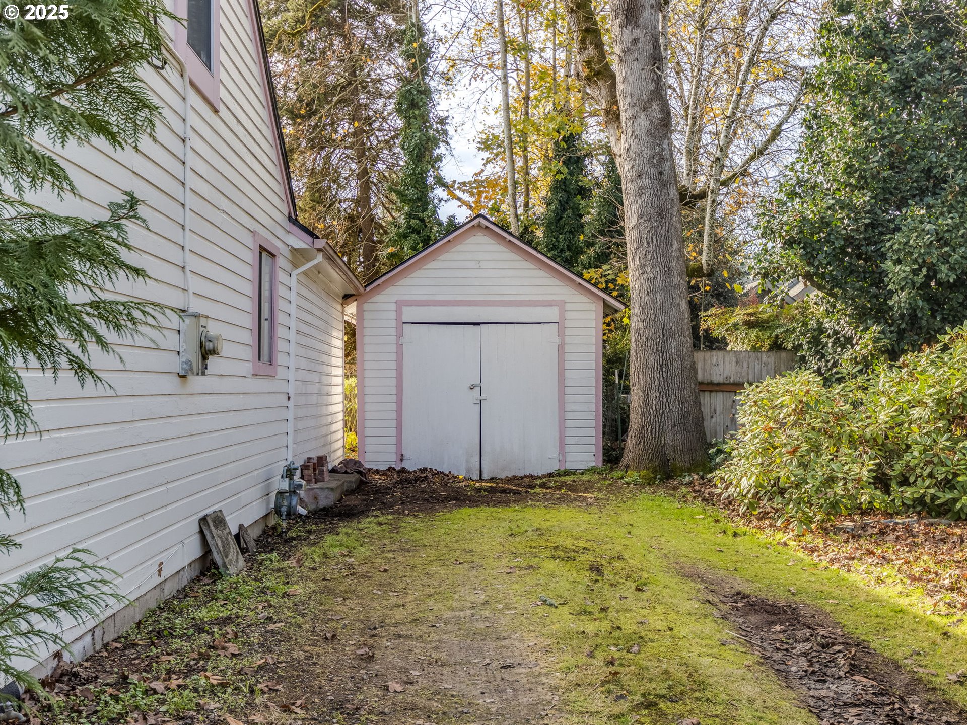 458 West Hayes Street Woodburn, OR 97071 - Photo 22 of 22 a front view of house with yard and trees around