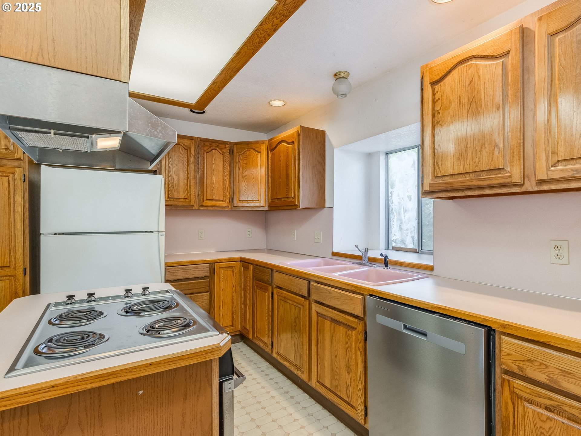 458 West Hayes Street Woodburn, OR 97071 - Photo 10 of 22 a kitchen that has a sink and a stove