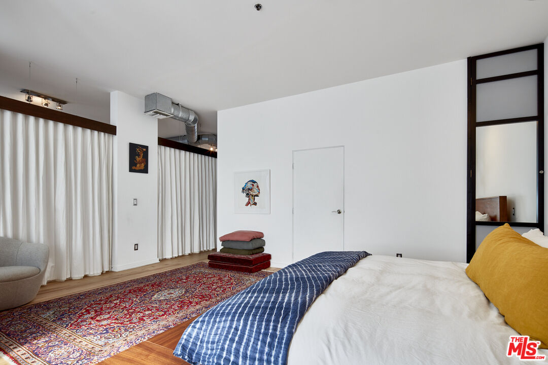 615 Hampton Drive, Unit B201 Venice, CA 90291 - Photo 13 of 39 a bedroom with a bed and a window