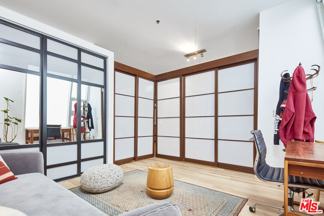 615 Hampton Drive, Unit B201 Venice, CA 90291 - Photo 20 of 39 a living room with furniture