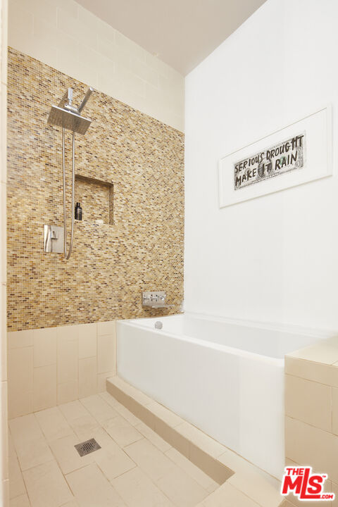 615 Hampton Drive, Unit B201 Venice, CA 90291 - Photo 26 of 39 a bathroom with a bathtub