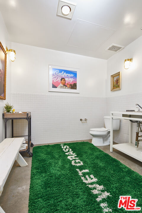 615 Hampton Drive, Unit B201 Venice, CA 90291 - Photo 30 of 39 a living room with furniture and a rug