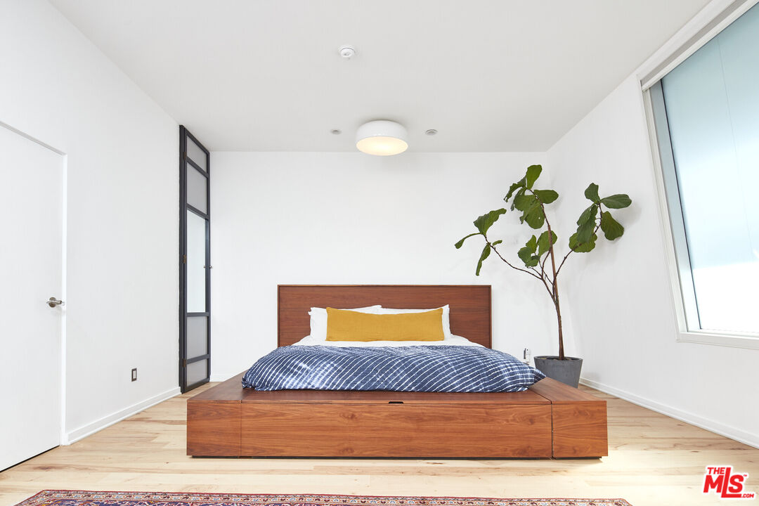 615 Hampton Drive, Unit B201 Venice, CA 90291 - Photo 8 of 39 a bedroom with a bed and a potted plant