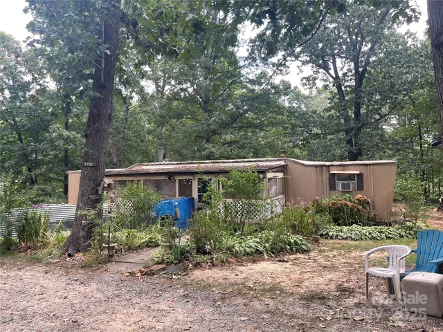 a view of a garden filled with lots of trees