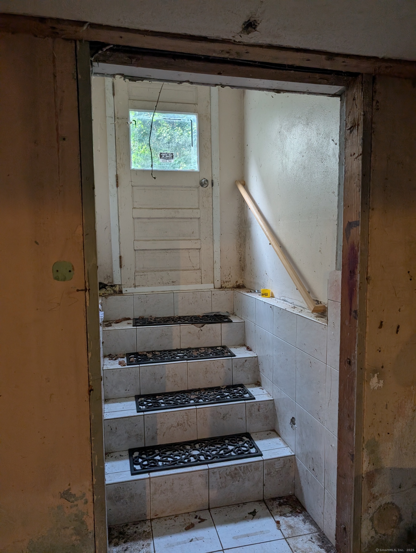 2805 Boston Post Road Guilford, CT 06437 - Photo 14 of 35 a view of entryway