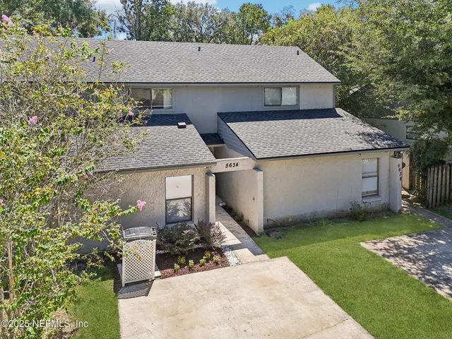 a view of a livingroom with wooden floor and a ceiling fan