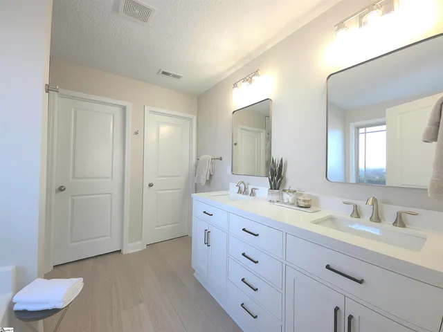 $395,000 | 2 Airlie Drive, Simpsonville, SC 29681