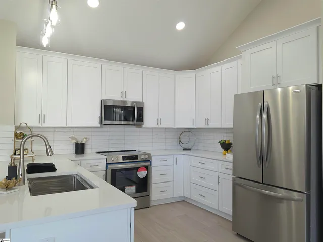 $395,000 | 2 Airlie Drive, Simpsonville, SC 29681