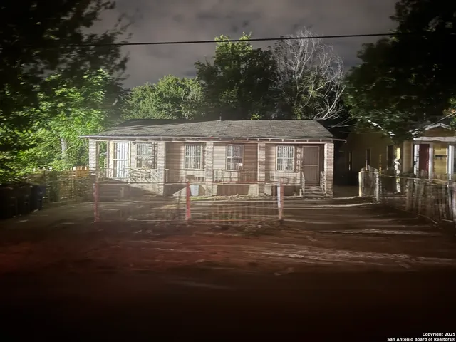 $1,100 | 1216 Gardina Street, Unit 1218, San Antonio, TX 78201