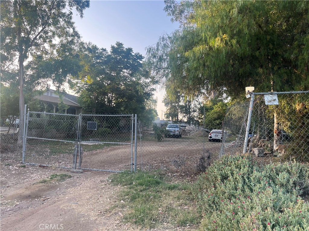 21580 Lane Street Perris, CA 92570 - Photo 4 of 6 a backyard of a house