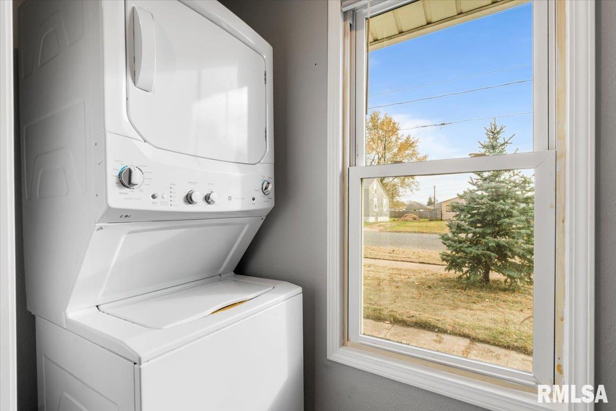 321 2nd Avenue East Milan, IL 61264 - Photo 22 of 33 a bathroom with a toilet sink and tub