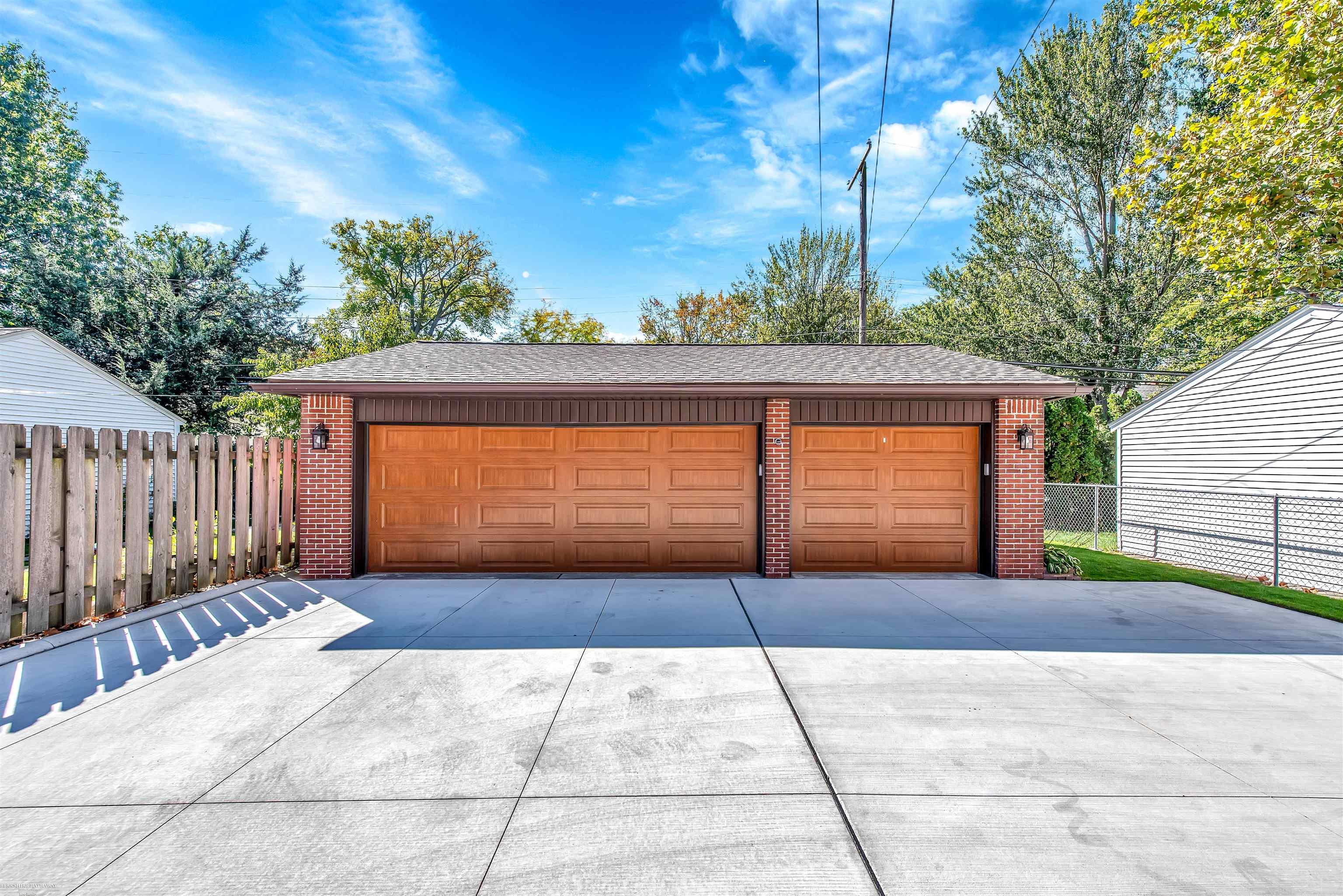 1725 Newcastle Road Grosse Pointe Woods, MI 48236 - Photo 32 of 37