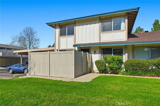 a view of a house with backyard