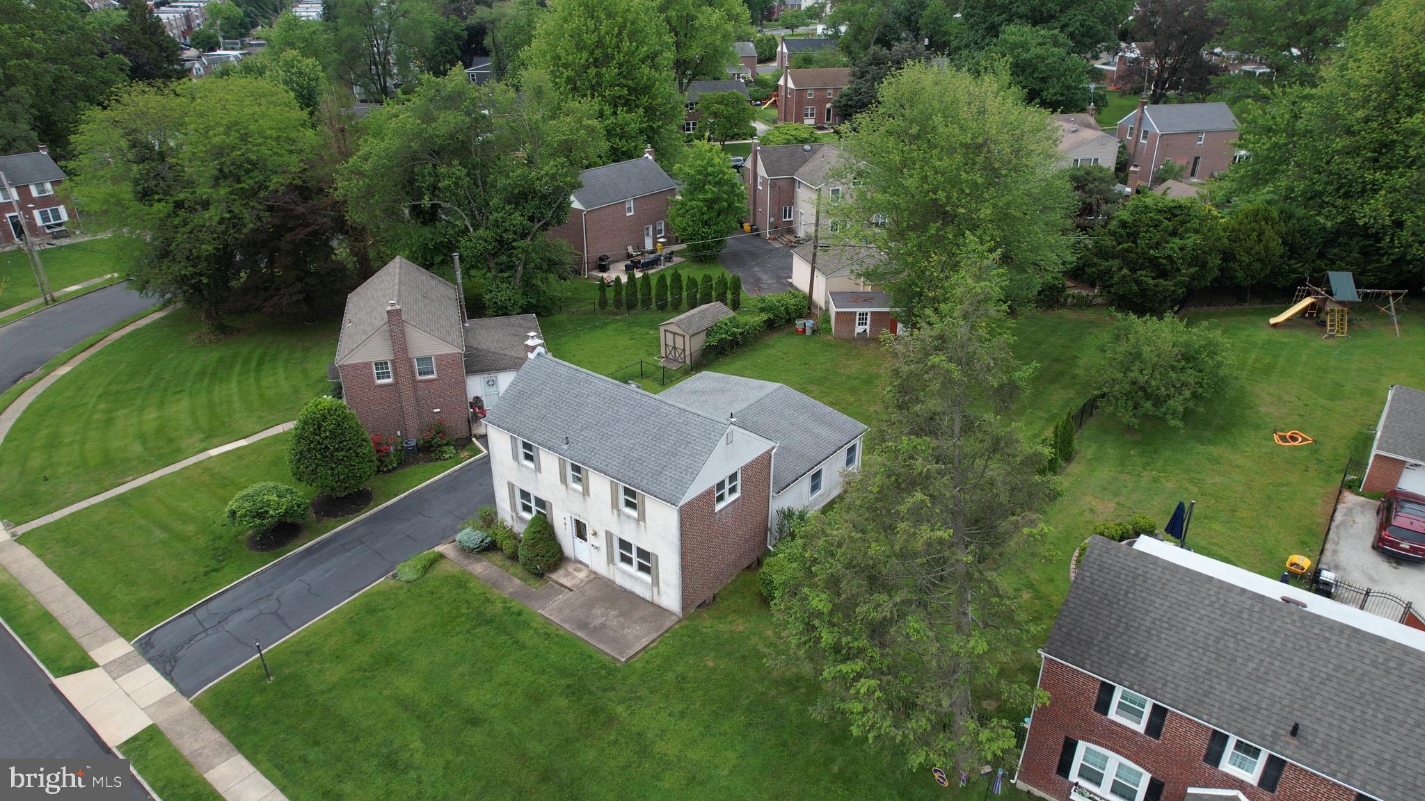 an aerial view of a house having yard