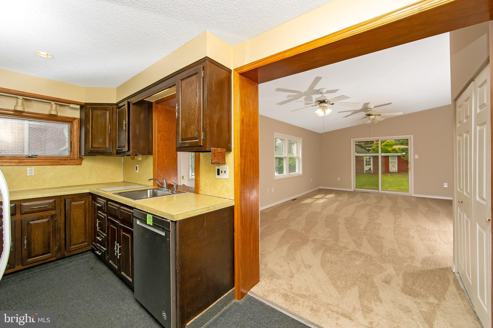 681 Dutton Circle Springfield, PA 19064 - Photo 15 of 45 a kitchen with a stove and a refrigerator