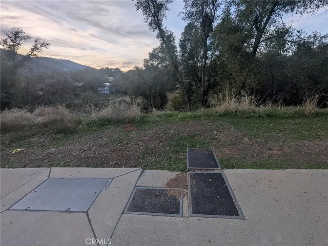 a black and white photo of a very nice looking background