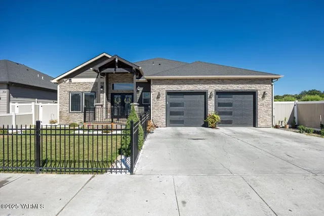 a view of a house with a small yard and plants