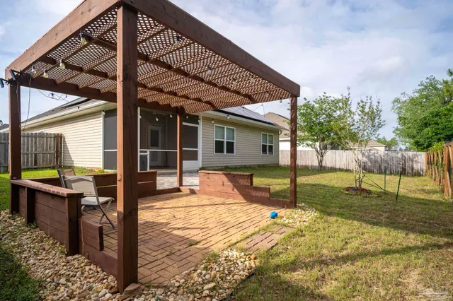 a view of a house with backyard
