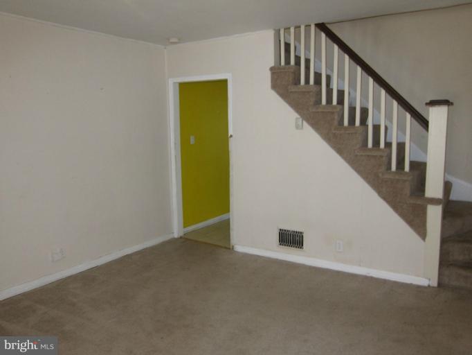 461 Roundview Road Baltimore, MD 21225 - Photo 3 of 11 Living Room