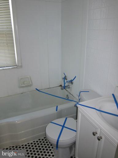 461 Roundview Road Baltimore, MD 21225 - Photo 5 of 11 Bath