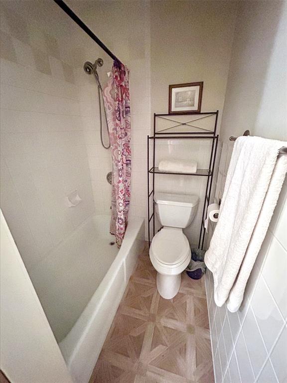 4905 Rippy Road Flower Mound, TX 75028 - Photo 11 of 29 Full bath featuring toilet and shower / bath combo with shower curtain