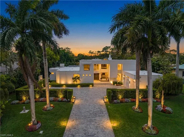a view of a house with backyard
