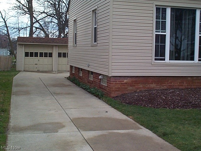 1352 Gordon Road Lyndhurst, OH 44124 - Photo 3 of 33