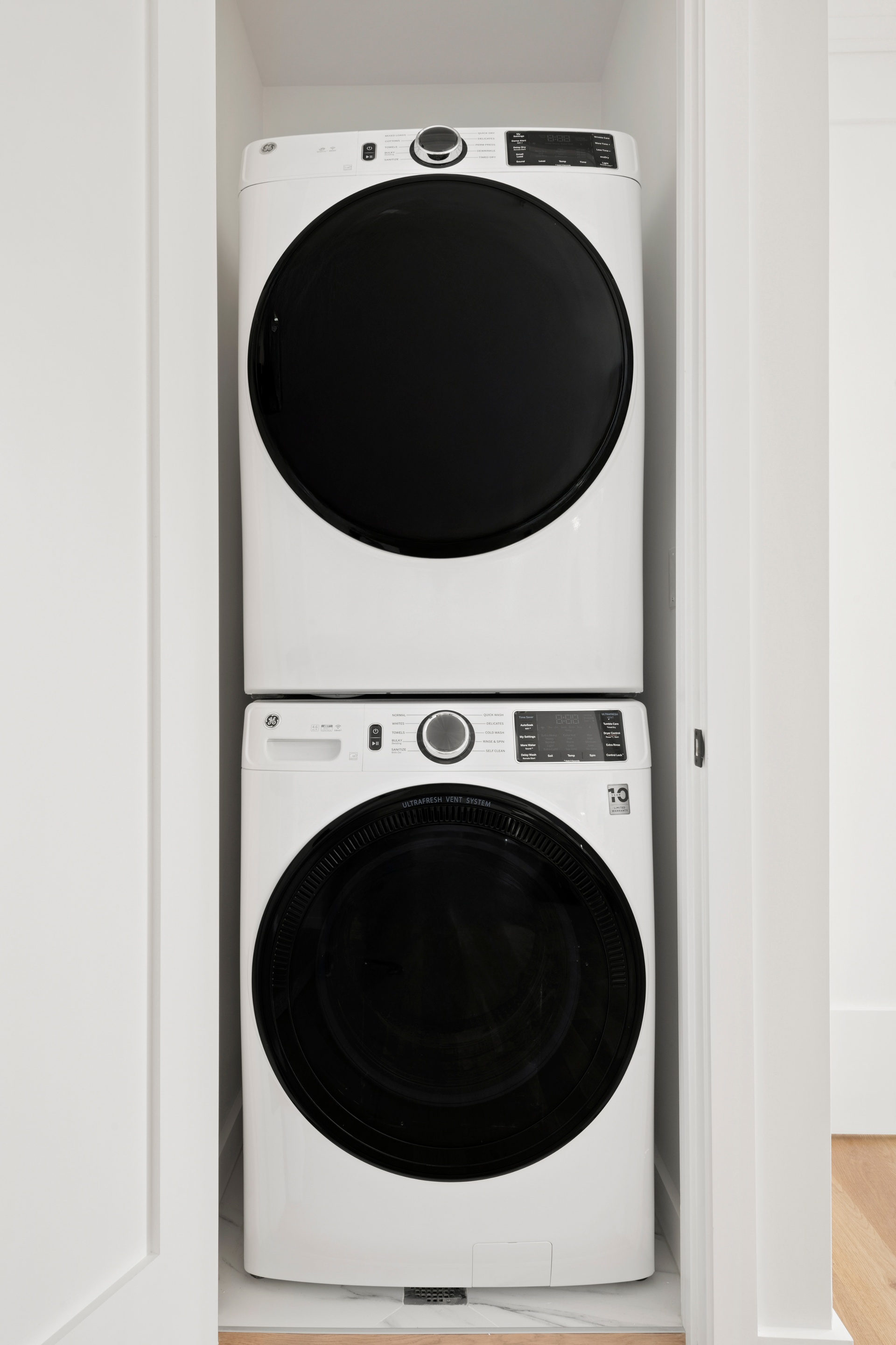 78 Harman Street, Unit 4F Brooklyn, NY 11221 - Photo 6 of 9 a utility room with dryer and washer