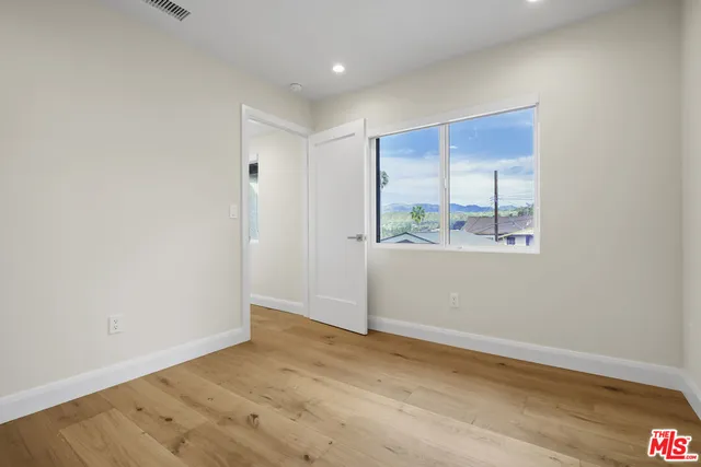 a view of entryway with a yard