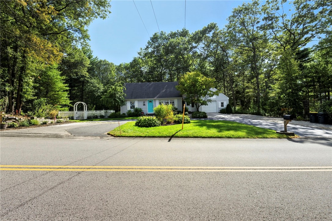 39 Whipple Road Smithfield, RI 02917 - Photo 4 of 39