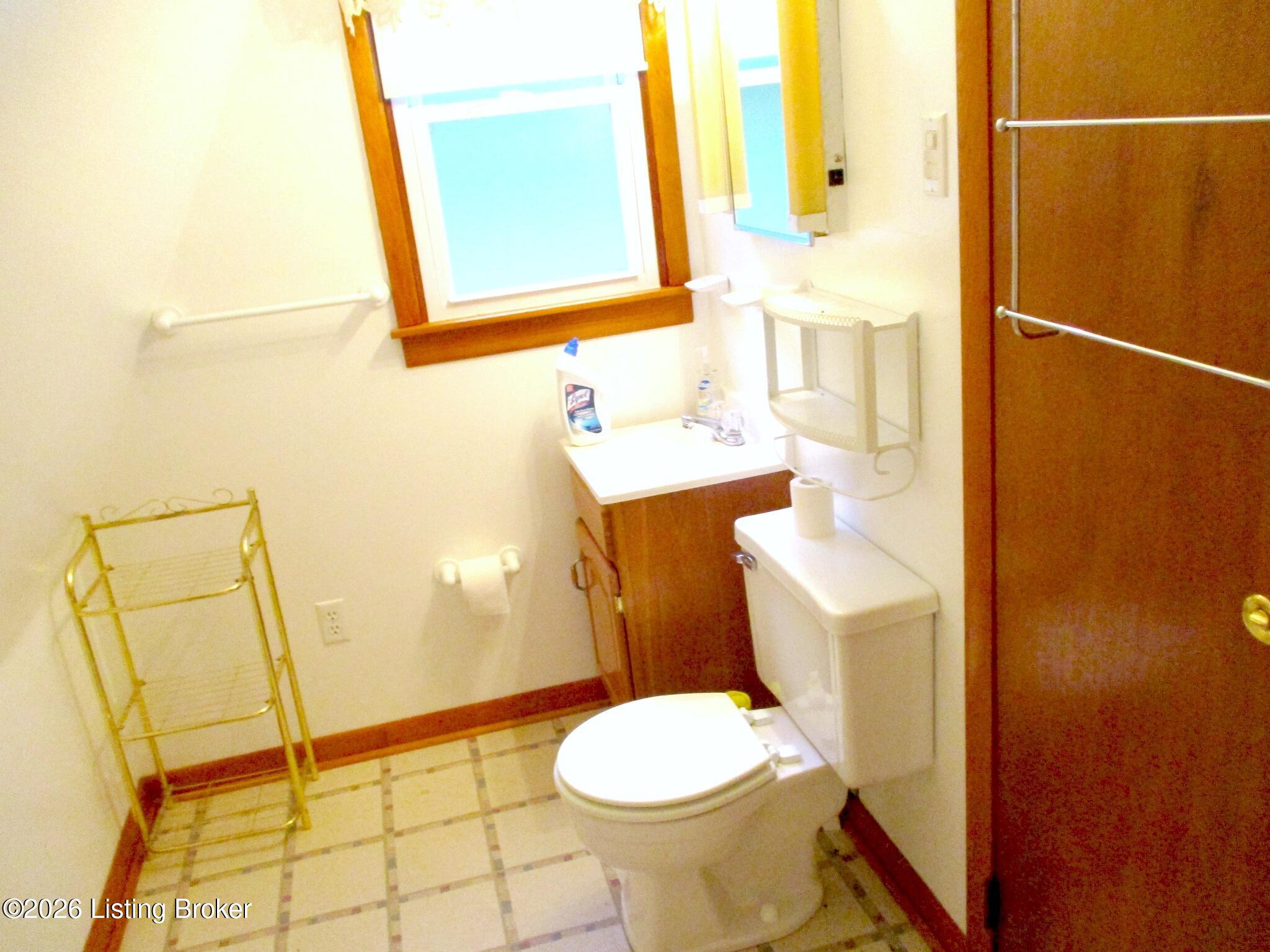 1376 Robbin Lane Cub Run, KY 42729 - Photo 11 of 19 Main Level Bathroom