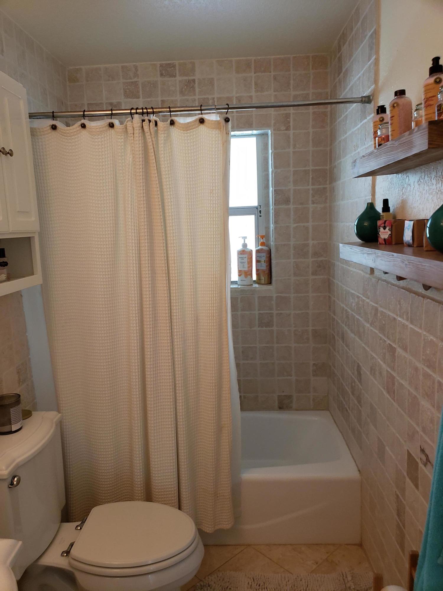 455 Northeast 29th Street Boca Raton, FL 33431 - Photo 11 of 20 Guest Bath