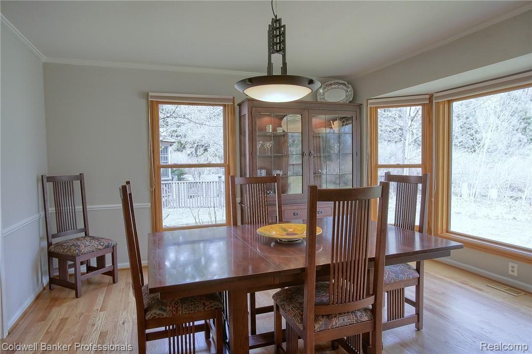 32320 Lahser Road Franklin, MI 48025 - Photo 9 of 38 Bright dining room with bay window