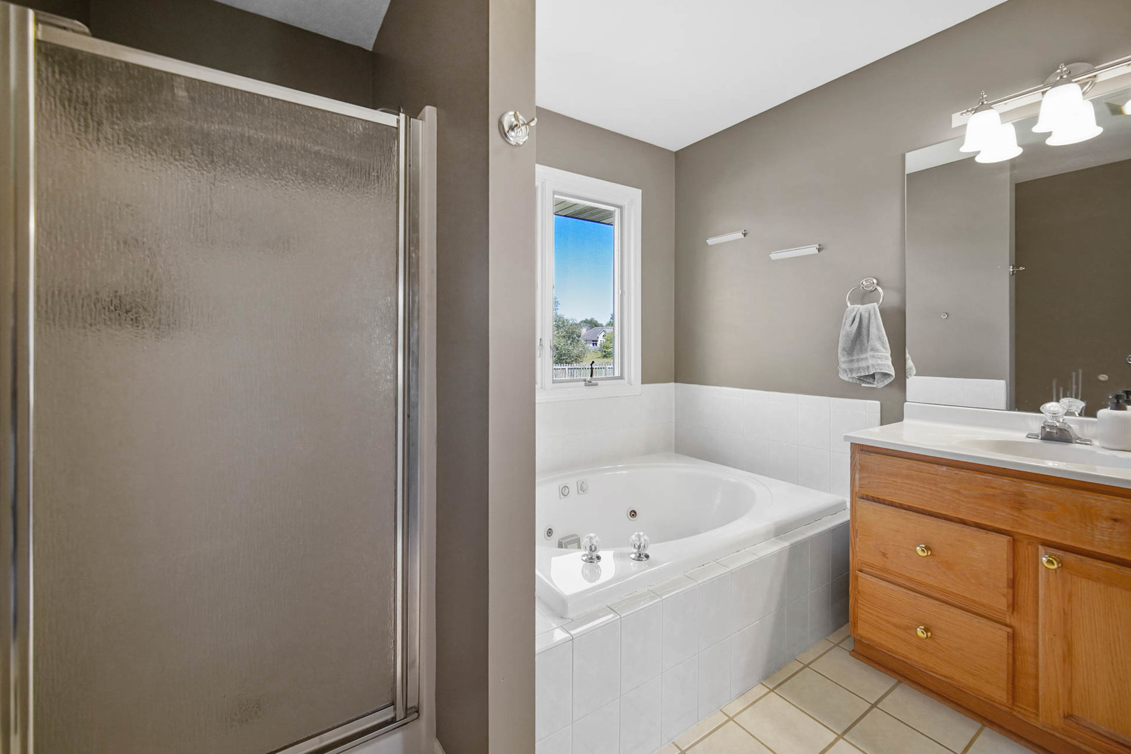 958 Willow Circle DeKalb, IL 60115 - Photo 22 of 35 a bathroom with a bathtub and a sink