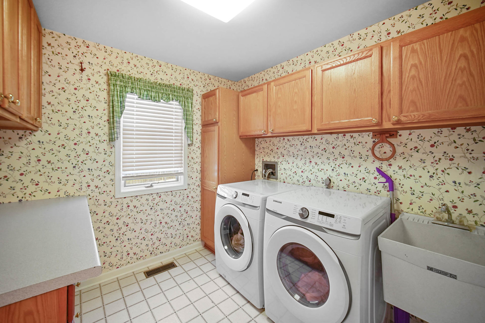 958 Willow Circle DeKalb, IL 60115 - Photo 23 of 35 a utility room with dryer and washer