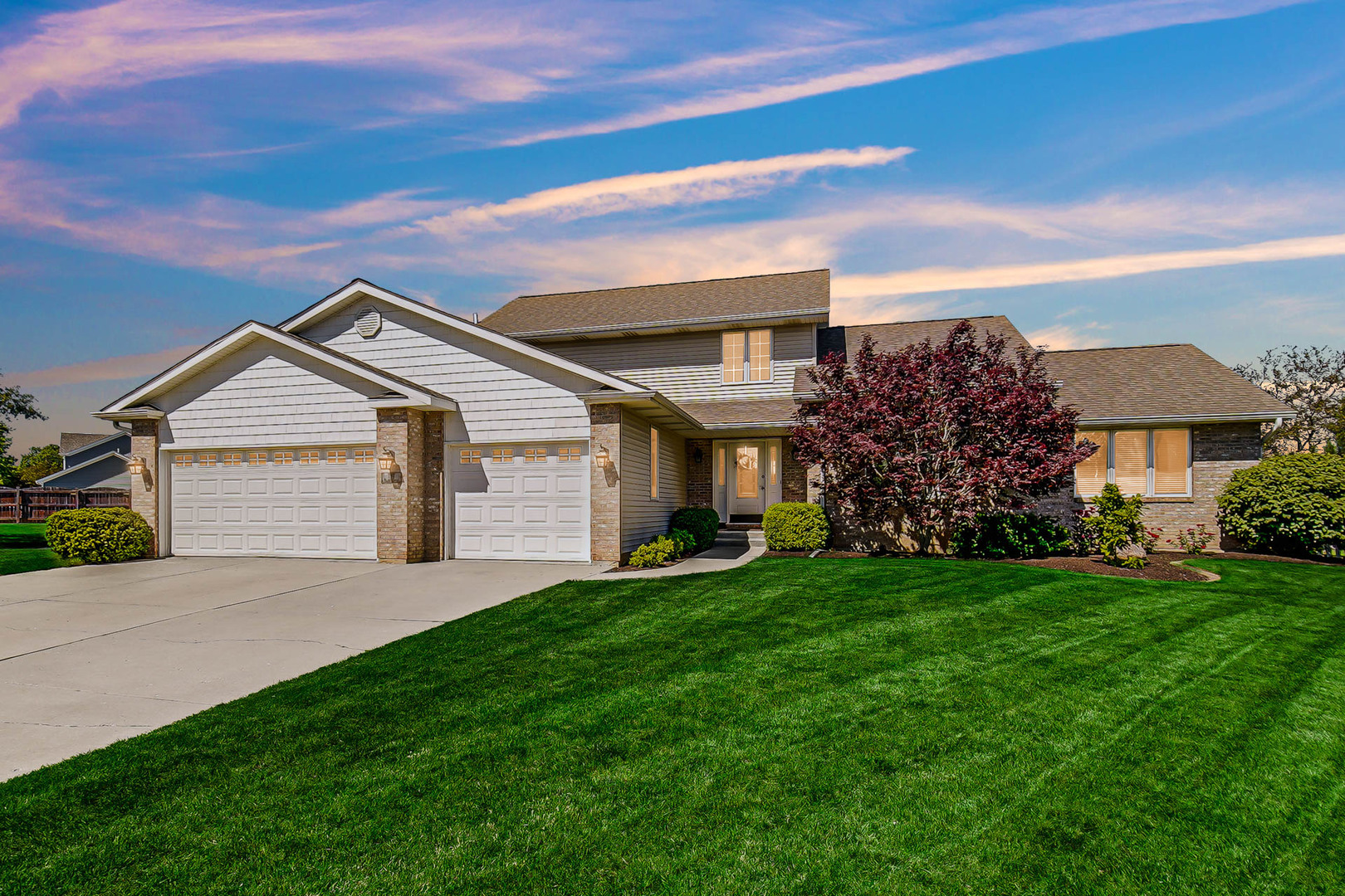 958 Willow Circle DeKalb, IL 60115 - Photo 35 of 35 a front view of a house with a yard