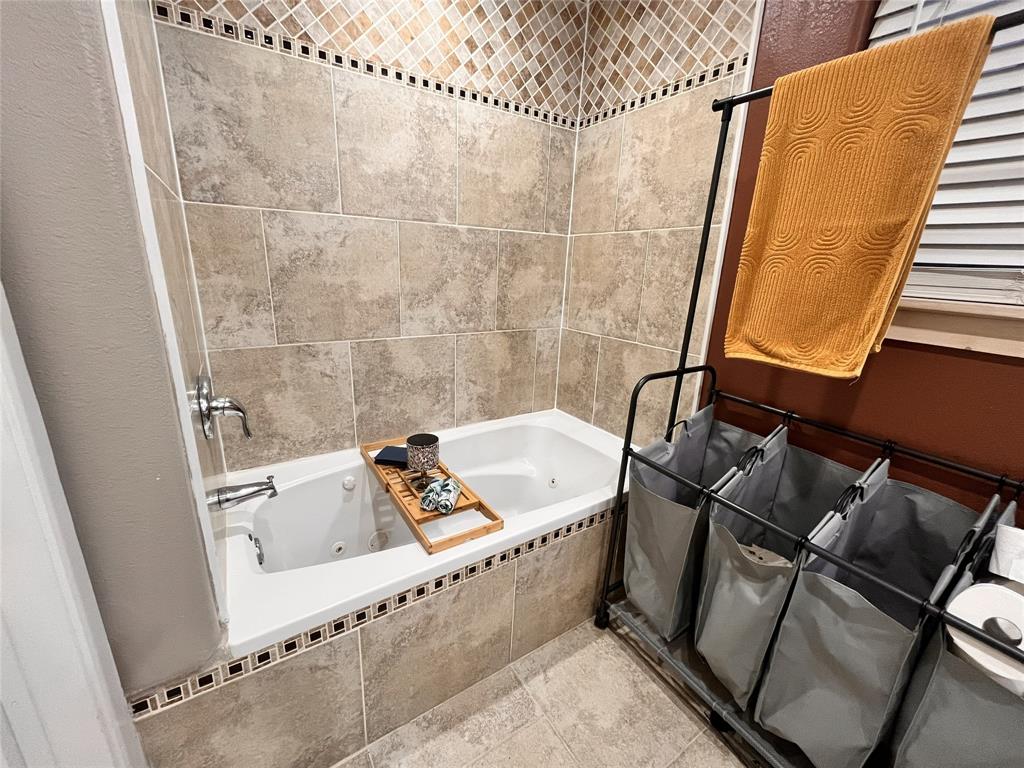 420 Sessums Road Springtown, TX 76082 - Photo 25 of 40 a bathroom with a bathtub and shower