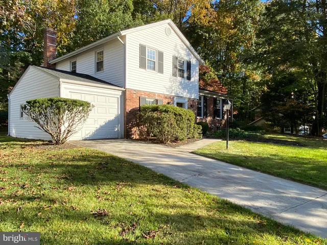 a view of a house with backyard and garden