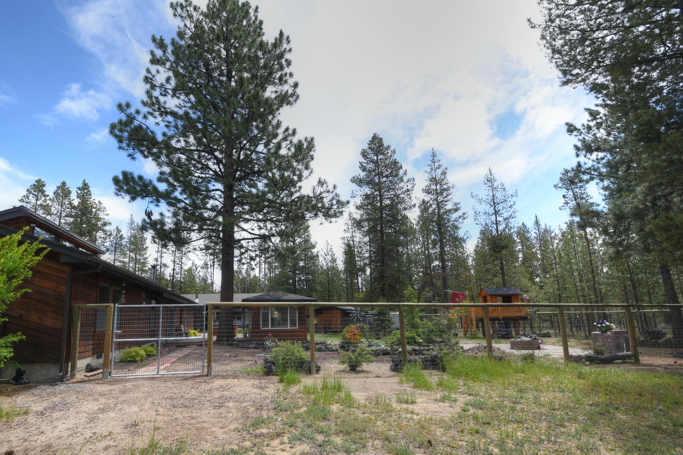 52050 Read Loop La Pine, OR 97739 - Photo 11 of 37 beackyard over fence