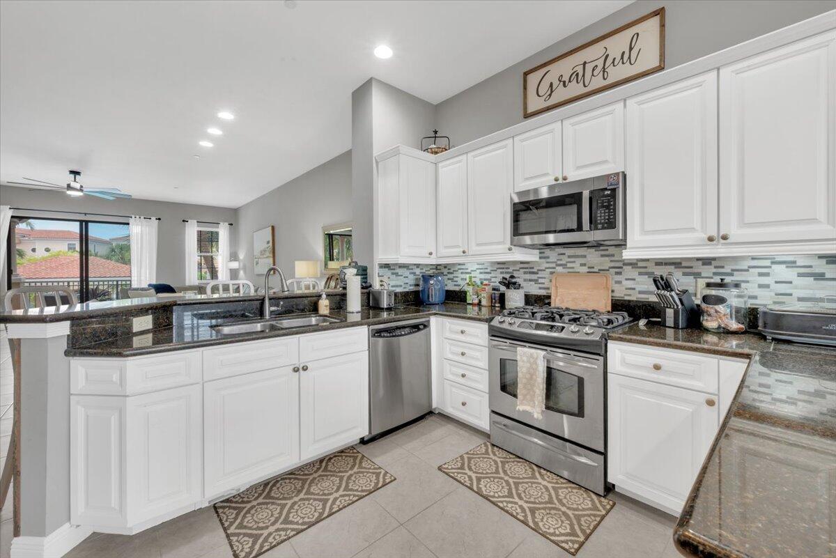 502 Del Sol Circle Tequesta, FL 33469 - Photo 17 of 73 Kitchen