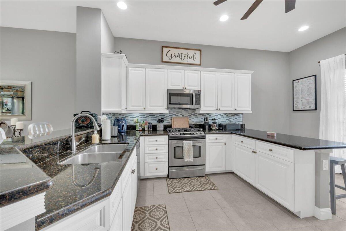 502 Del Sol Circle Tequesta, FL 33469 - Photo 18 of 73 Kitchen