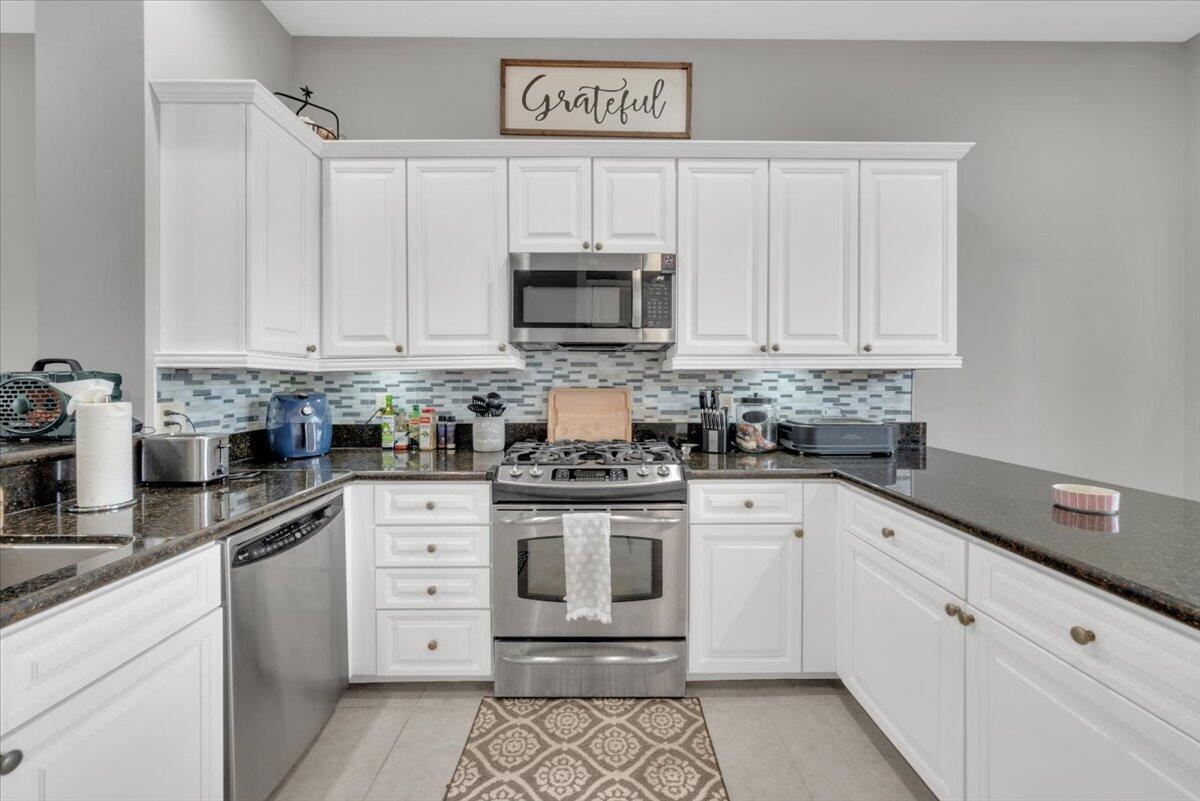 502 Del Sol Circle Tequesta, FL 33469 - Photo 19 of 73 Kitchen