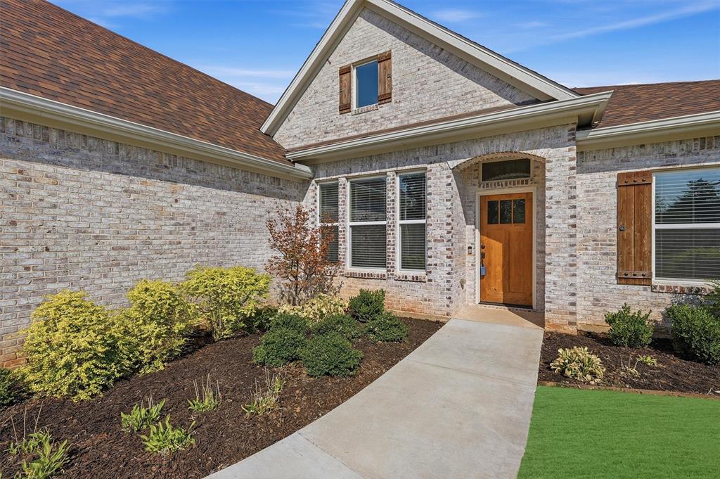 57 Texoma Terrace Road Denison, TX 75020 - Photo 4 of 40 Come In and see what this one has to offer.