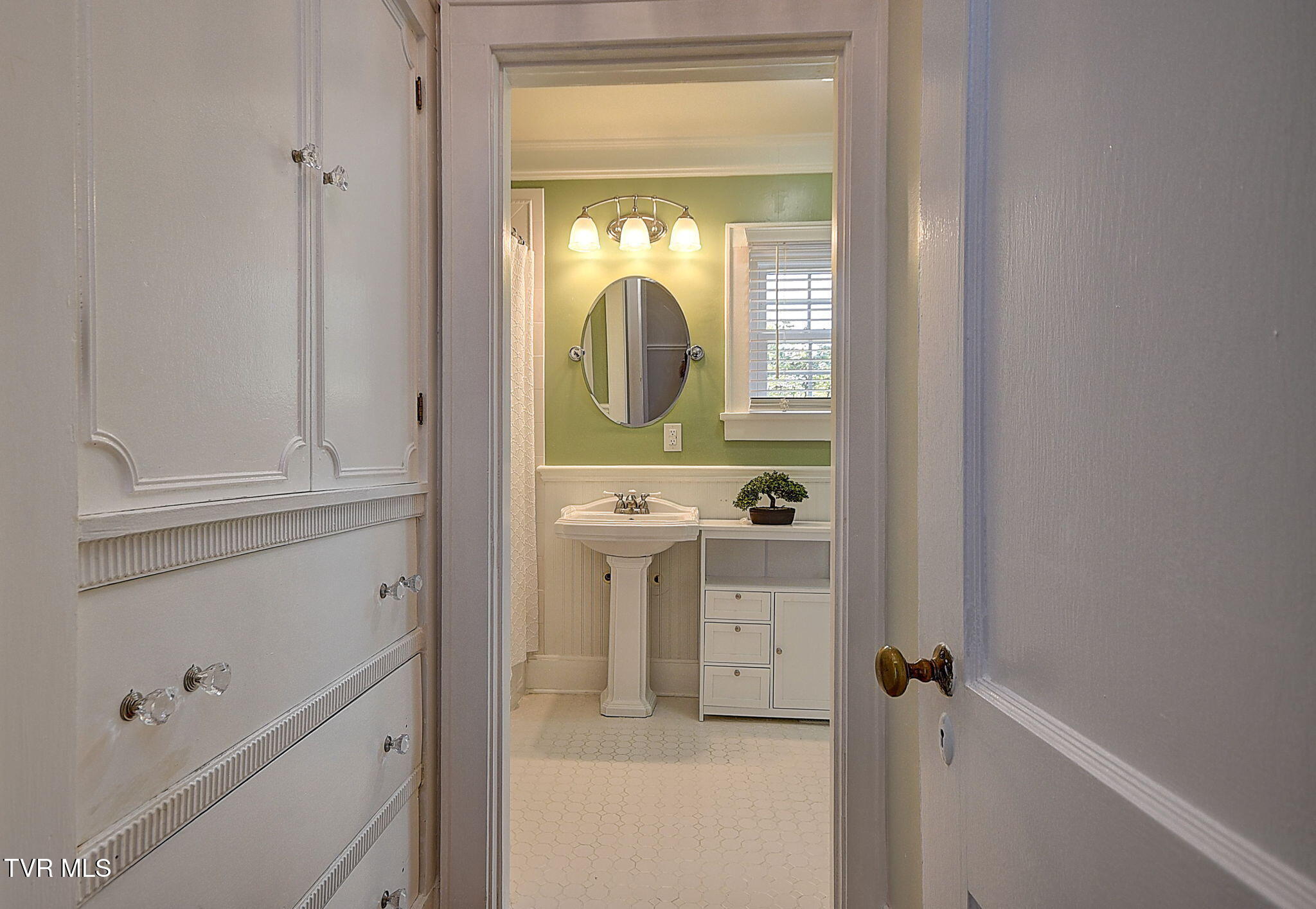 204 Parkway Road Bristol, TN 37620 - Photo 36 of 75 38-web-or-mls-204 Parkway KW-38