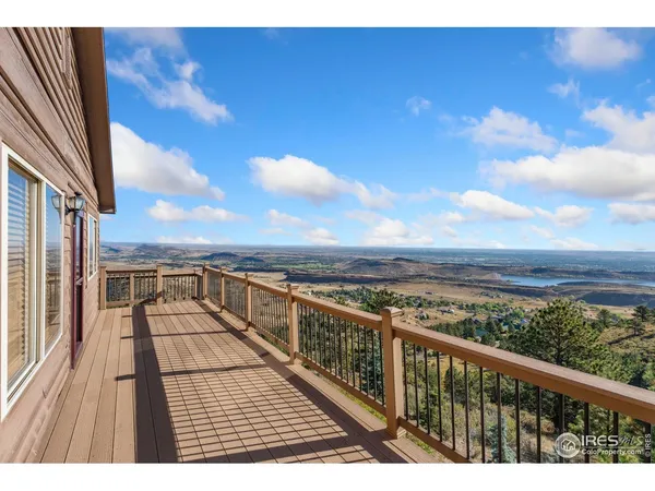 a view of a house with backyard and deck