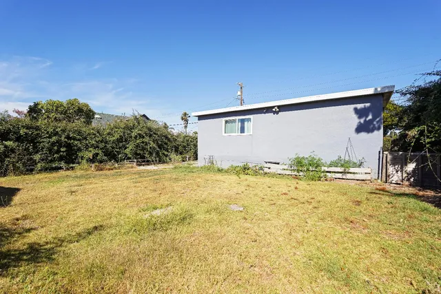 a view of a yard with a house